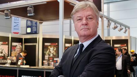 Jürgen Elsässer vor der Stand seines Magazins auf der Leipziger Buchmesse.