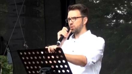 Das Flensburger Grünen-Mitglied Claudio Siber sprach am Wochenende bei der Demonstration gegen die Corona-Maßnahmen in Berlin. 