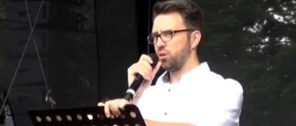 Das Flensburger Grünen-Mitglied Claudio Siber sprach am Wochenende bei der Demonstration gegen die Corona-Maßnahmen in Berlin.
