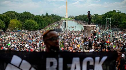 Tausende demonstrieren am Freitag in Washington gegen Rassismus und Polizeigewalt. 