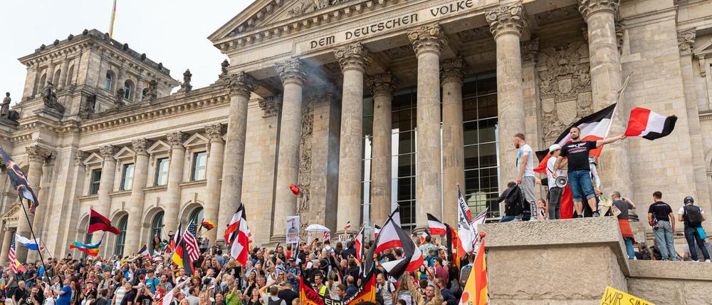 Reichsflaggen vor dem Reichstag. Corona-Demonstranten haben am Samstag die Treppe des Parlaments gestürmt.