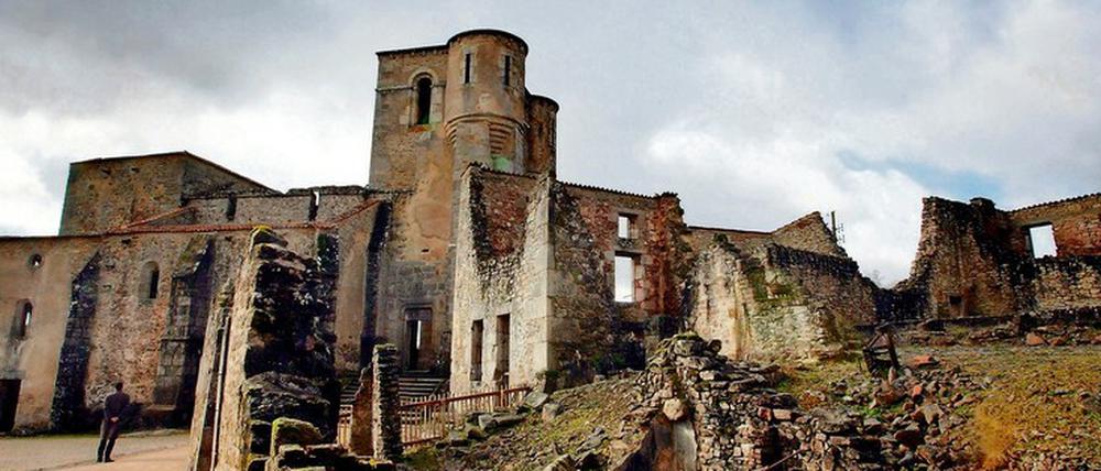 Ruinen in den Überresten des Dorfes Oradour-sur-Glane.