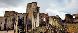 Ruinen in den Überresten des Dorfes Oradour-sur-Glane.