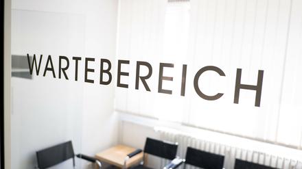 Wartebereich einer Arztpraxis.