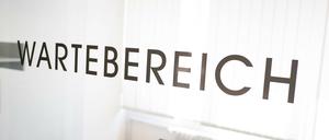 Wartebereich einer Arztpraxis.