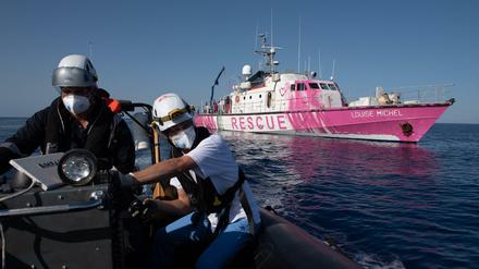 Das von Banksy zur Verfügung gestellte Rettungsschiff ist pink angemalt.