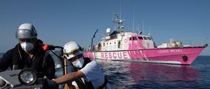 Das von Banksy zur Verfügung gestellte Rettungsschiff ist pink angemalt.