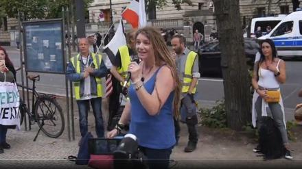 Am Samstag war Tamara K. am Reichstag, am Freitag trat sie vor der russischen Botschaft auf und verbreitete Reichsbürger-Ideen.