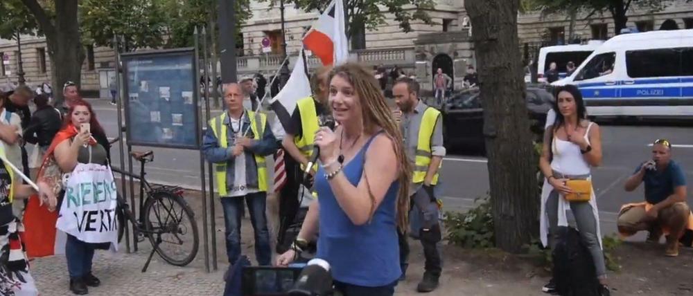 Am Samstag war Tamara K. am Reichstag, am Freitag trat sie vor der russischen Botschaft auf und verbreitete Reichsbürger-Ideen.