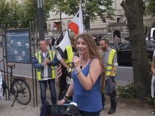 Am Samstag war Tamara K. am Reichstag, am Freitag trat sie vor der russischen Botschaft auf und verbreitete Reichsbürger-Ideen.