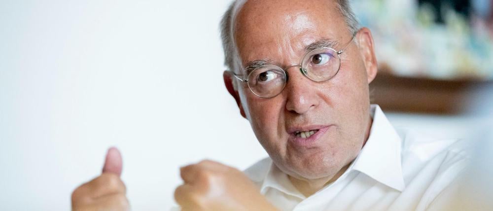 Gregor Gysi, außenpolitischer Sprecher der Partei Die Linke, bei einem Interviewtermin in seinem Bundestagsbüro. 