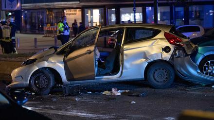 Beschädigtes Auto als Folge von Raserei auf dem Kurfürstendamm.