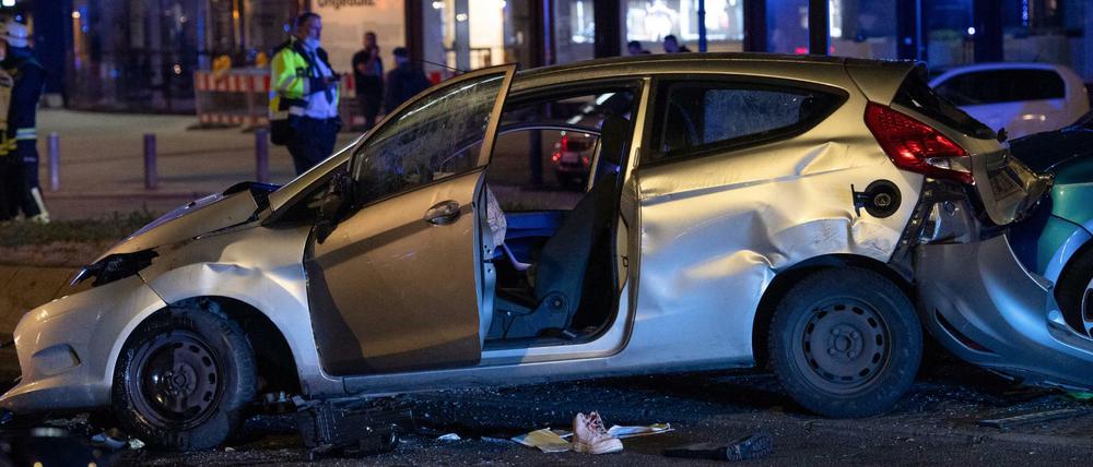 Beschädigtes Auto als Folge von Raserei auf dem Kurfürstendamm.