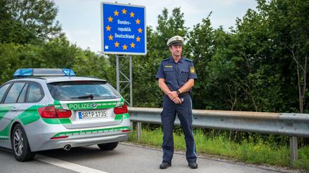 ARCEin Beamter der bayerischen Grenzpolizei steht am Grenzübergang Kirchdorf an der deutschen Staatsgrenze.