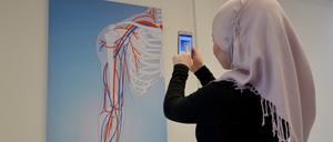 Schülerinnen dürfen in der Schule Kopftücher tragen - Lehrerinnen nicht.