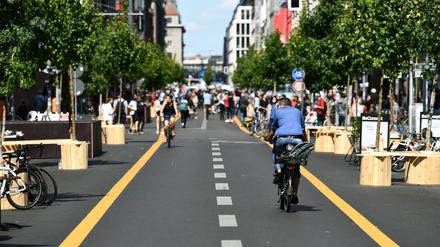 Ein Radfahrer ist am Samstag auf der autofreien Friedrichstraße unterwegs.