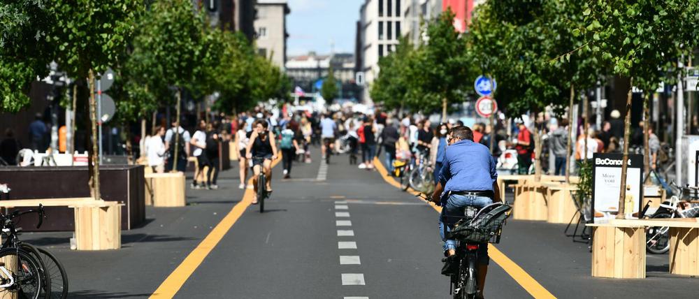 Ein Radfahrer ist am Samstag auf der autofreien Friedrichstraße unterwegs.