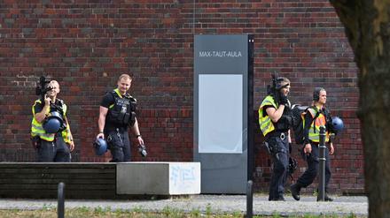 Polizisten vor dem Oberstufenzentrum.