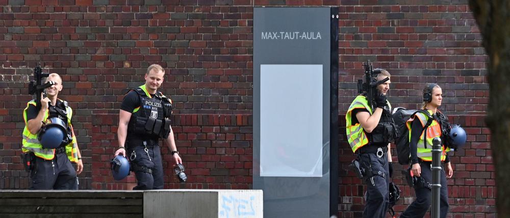Polizisten vor dem Oberstufenzentrum.