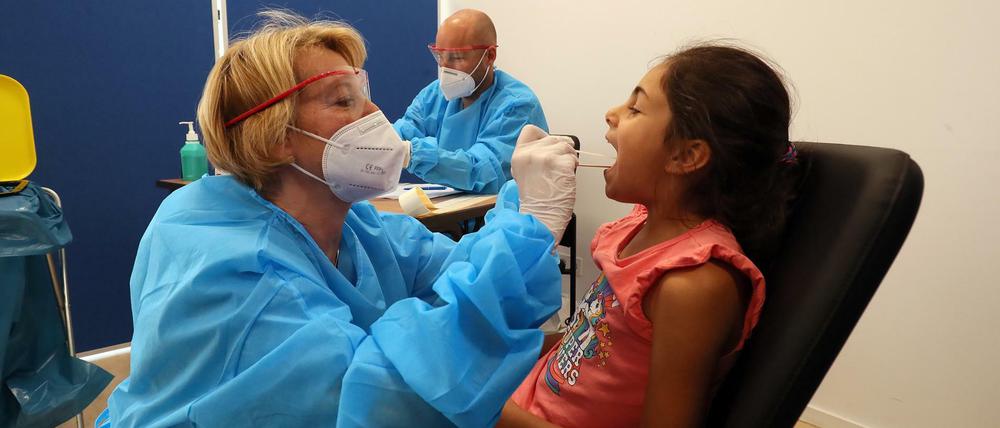 In Abstrichen aus dem Rachenraum kann das Coronavirus Sars-CoV-2 nachgewiesen werden. Positive Ergebnisse zeigen aber nicht an, ob die Person auch ansteckend ist.
