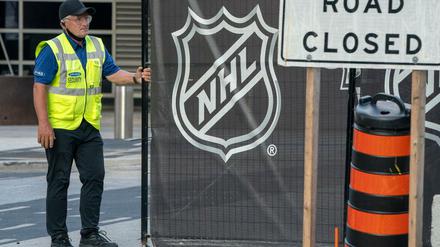 Die nordamerikanische Eishockey-Liga (NHL) hat die für Donnerstag angesetzten Playoff-Spiele abgesagt.