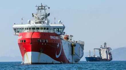 Das türkische Forschungsschiff „Oruc Reis“ ankert vor der Küste Antalyas im Mittelmeer.