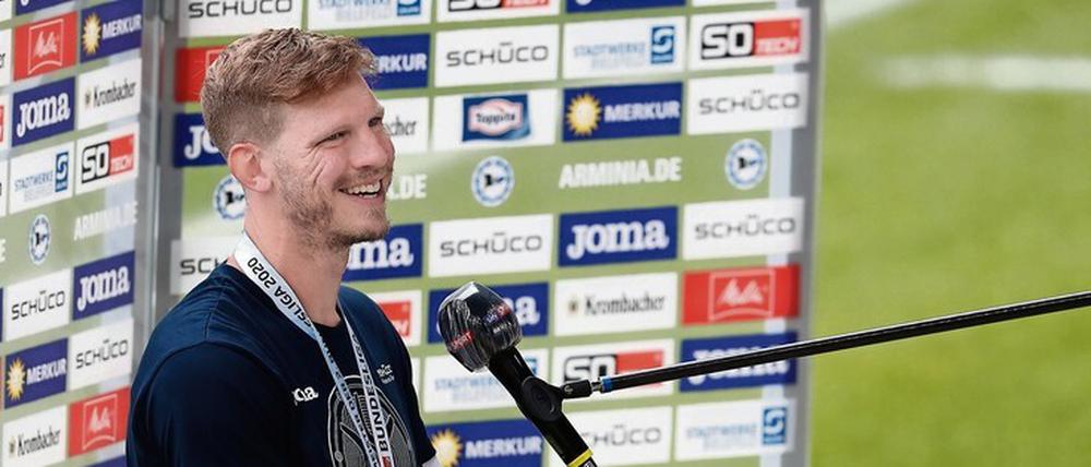 Mit Charme und Kanone. Torjäger Fabian Klos will auch in der Bundesliga weiter treffen. 