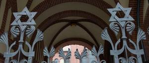 In vielen jüdischen Gemeinden - hier das Tor zur Synagoge in der Berliner Rykestraße - stellen Zuwanderer heute die größte Gruppe. 