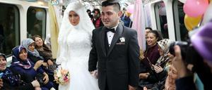 Hochzeit in der U-Bahn - das geht gar nicht mehr. Ein Bild aus Istanbul aus dem Jahr 2016. 