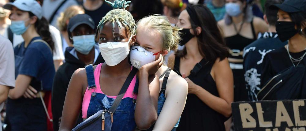 Zwei Farben, ein Anliegen: Szene von der "Black Lives Matter"-Demonstration am 27. Juli in Berlin.