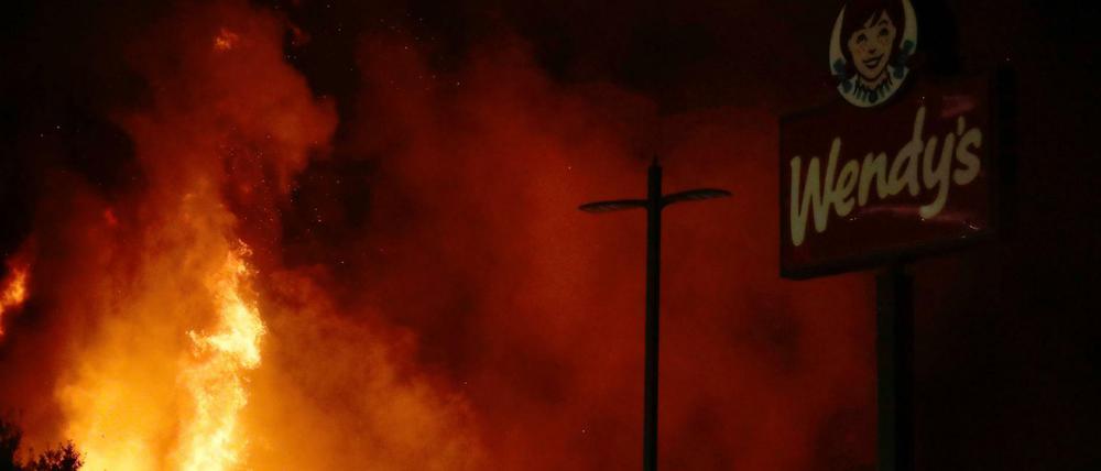 Ein Schnellrestaurant der Kette "Wendy's" steht während Proteste in Flammen. In dem Restaurant wurde Rayshard Brooks am 13.06.2020 von der Polizei erschossen und getötet, nachdem er sich in der Drive-Thru-Linie des Restaurants geprügelt hatte.