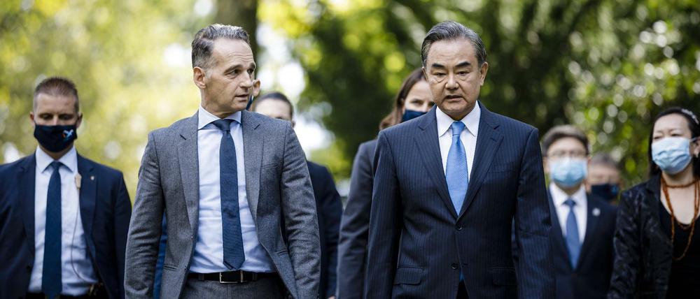 Ziemlich beste Freunde sehen anders aus. Bundesaußenminister Heiko Maas und Wang Yi, Außnminister der Volksrepublik China, nach ihrem Gespräch in der Berliner Villa Borsig.