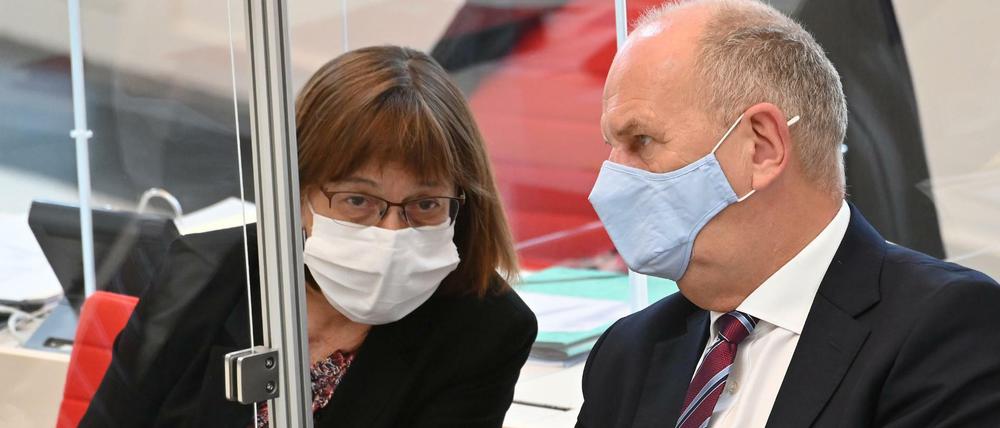 Nicht ganz locker: Ministerpräsident Dietmar Woidke (SPD) und Gesundheitsministerin Ursula Nonnemacher (Grüne) im Landtag.