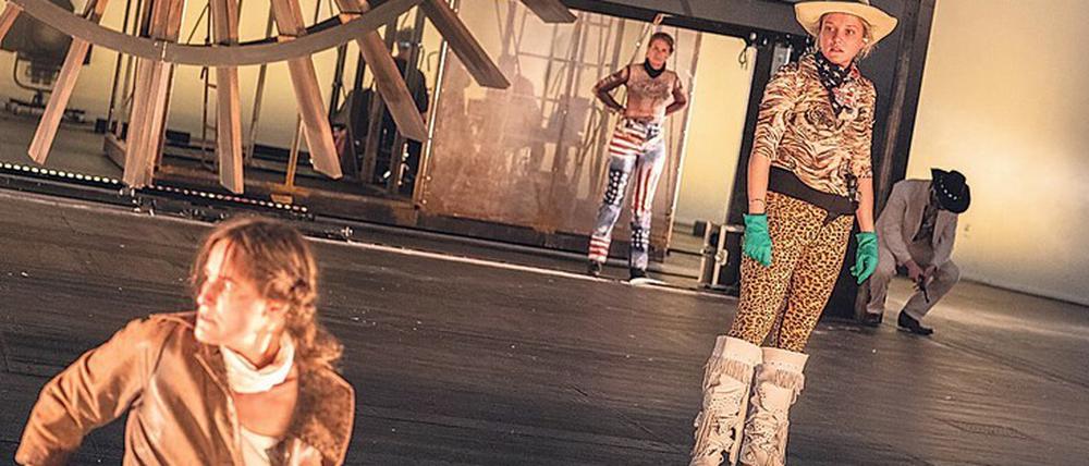 Szene aus dem "Kaiser von Kalifornien" mit Johanna Bantzer (vorn), Sarah Franke und Jella Haase.