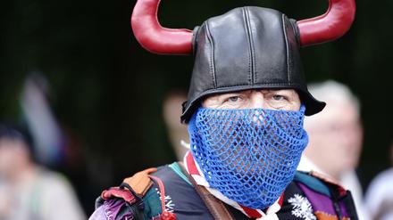 Ein Netz macht noch keine Maske: Dieser "Mundschutz" bei der Demo am Wochenende wird künftig nicht ausreichen.