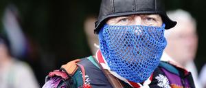 Ein Netz macht noch keine Maske: Dieser "Mundschutz" bei der Demo am Wochenende wird künftig nicht ausreichen.