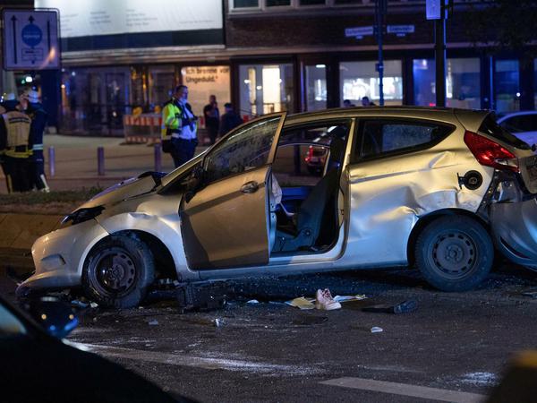 Bei dem Unfall auf dem Ku'damm flogen Trümmerteile durch die Luft.
