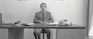 Tristesse West. Stadtoberinspektor beim Bezirksamt Wedding, aus Schmidts Serie „Berlin- Wedding, 1976-78“.