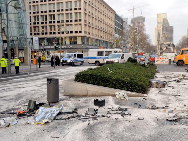 Fahrzeugteile liegen nach dem tödlichen Autorennen Anfang 2016 in der Tauentzienstraße.