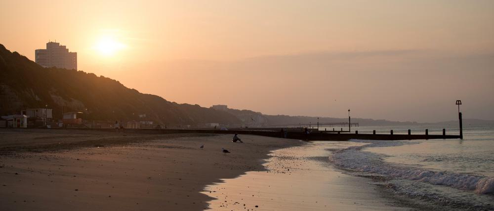 Zeit für Kontemplation. Strand in Bournemouth, Großbritannien.