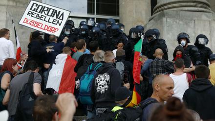 Rund 400 Menschen erstürmten am Rande der Corona-Demo die Reichstagstreppen.