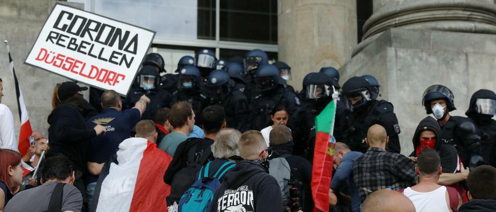 Rund 400 Menschen erstürmten am Rande der Corona-Demo die Reichstagstreppen.