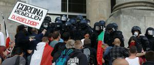 Rund 400 Menschen erstürmten am Rande der Corona-Demo die Reichstagstreppen.