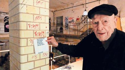 Der 89-jährige Urs Jaeggi stellt im Pumpenraum aus. Unter anderem platzierte er an einer der Stützen einen Zettel mit dem Satz „Vieles hätte ich verstanden, wenn man es mir nicht erklärt hätte“.