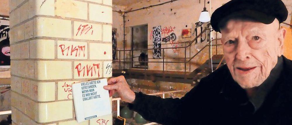 Der 89-jährige Urs Jaeggi stellt im Pumpenraum aus. Unter anderem platzierte er an einer der Stützen einen Zettel mit dem Satz „Vieles hätte ich verstanden, wenn man es mir nicht erklärt hätte“.