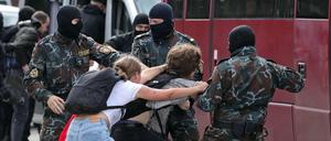 Polizisten nehmen einen Teilnehmer einer Demonstration fest.