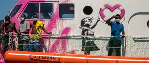 Das Rettungsschiff „Louise Michel“, das von Banksy finanziert wird