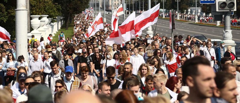 Am Sonntag protestierten abermals tausende Menschen in Minsk gegen Präsident Lukaschenko. 