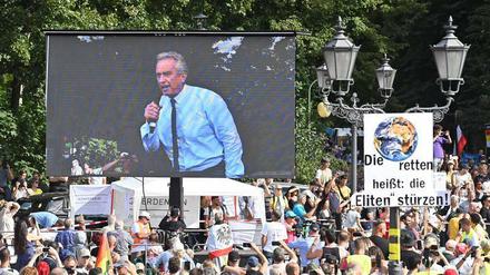 Robert F. Kennedy Junior - sein Onkel war der US-Präsident - spricht im Tiergarten. Im Publikum auch Reichsflaggen.
