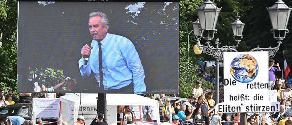 Robert F. Kennedy Junior - sein Onkel war der US-Präsident - spricht im Tiergarten. Im Publikum auch Reichsflaggen.